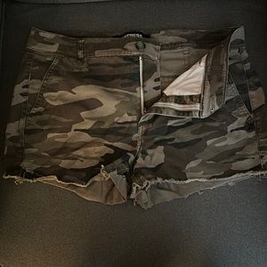 Camo Express Shortie Mid Rise shorts